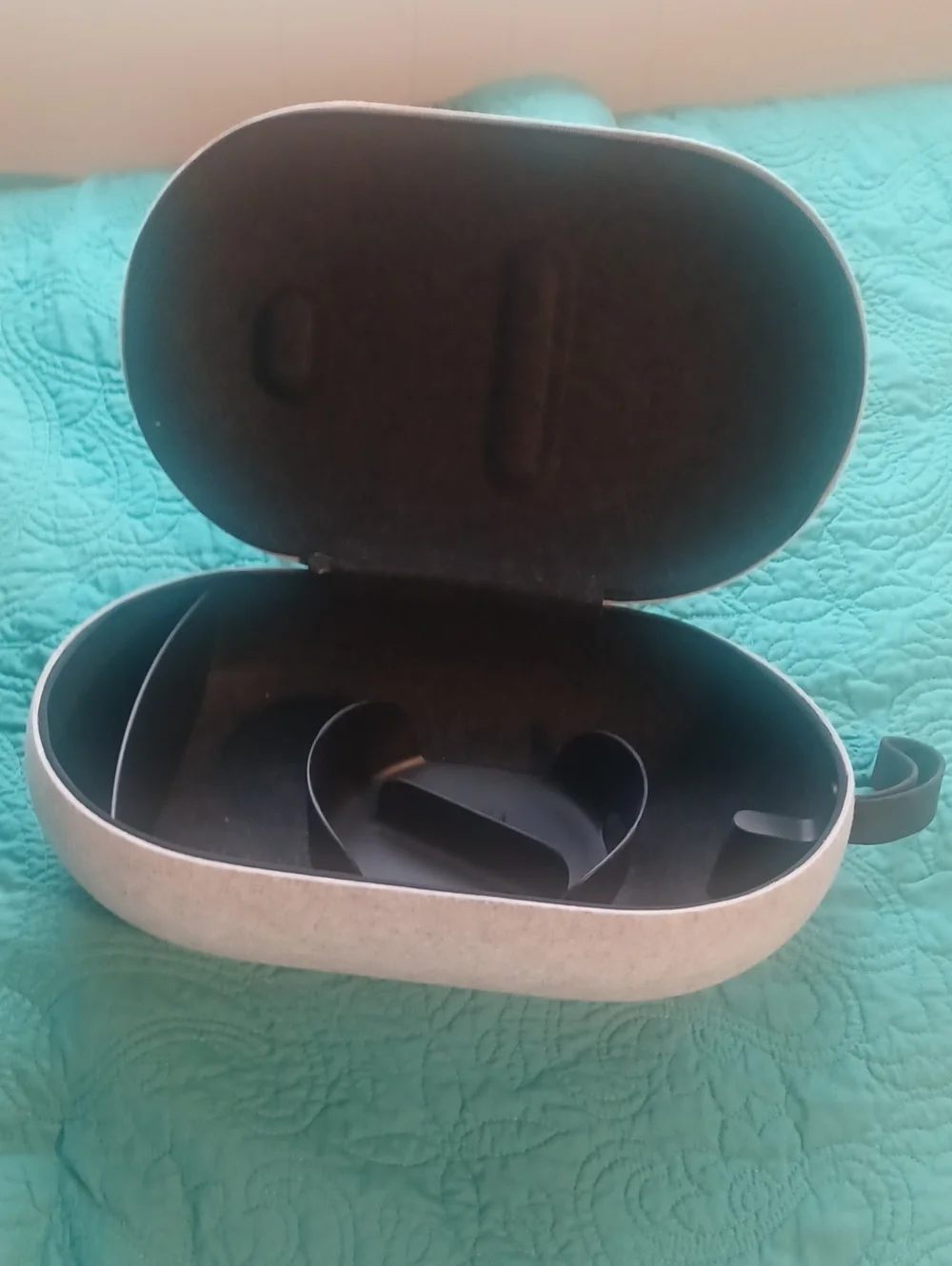 Oculus Quest 2 Case, Gray Felt, Unused